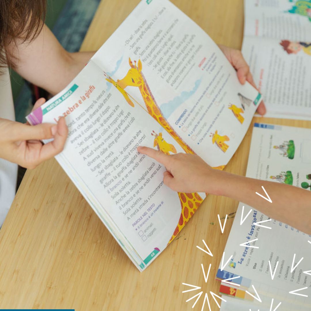 Un bambino indica una parola di un testo in italiano da un libro aperto