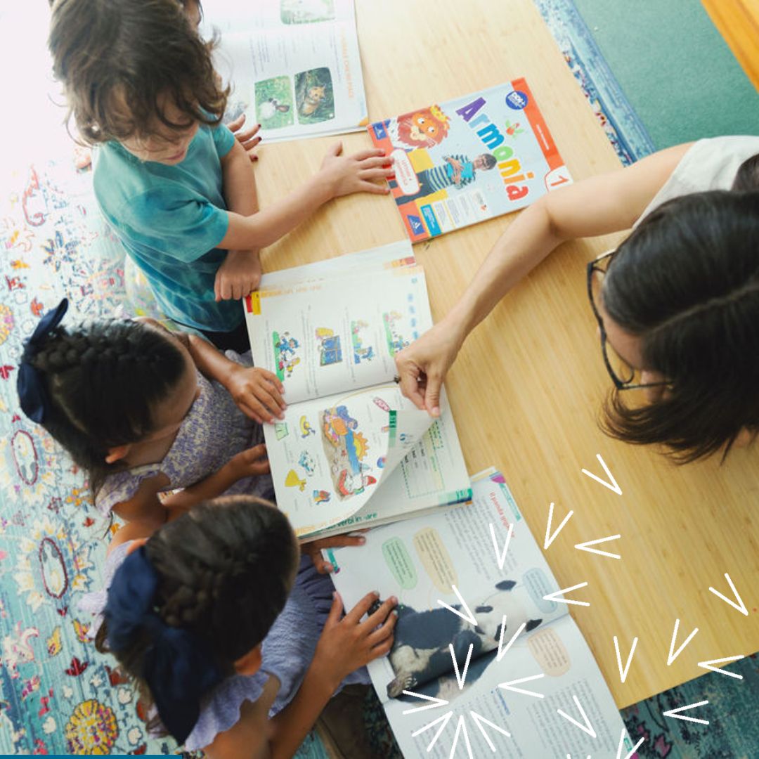 Tre bambini guardano dei libri in italiano con Anna